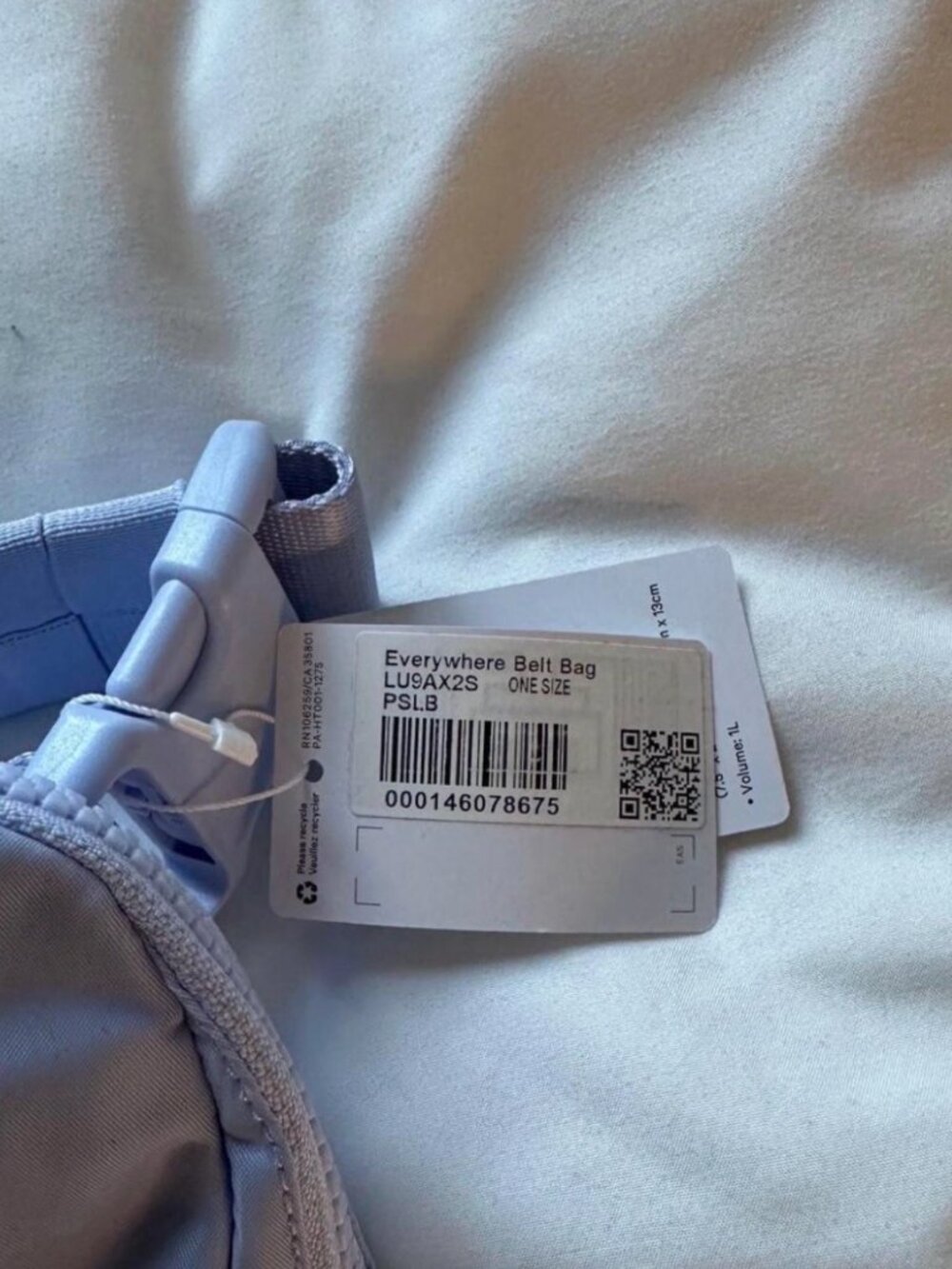 RARE lululemon everywhere belt bag in pastel blue & New with Tags - Picture 3 of 6